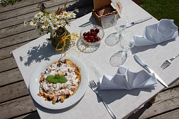 Třešňový trhanec "Kirsch-Kaiserschmarrn" v horské chatě Gründlalm