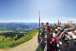 la vista de 360° de más de 70 tresmiles desde la plataforma panorámica giratoria 